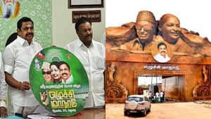 மதுரையில் தொடங்கிய பிரம்மாண்ட அதிமுக எழுச்சி மாநாடு! கொடி ஏற்றிய எடப்பாடி! ஹெலிகாப்டரில் மலர் தூவல் 