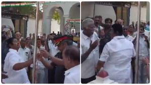 ஏற்றும் நேரத்தில் தொப்பென கீழே விழுந்த தேசிய கொடி.. கையை ஓங்கி அடிக்க பாய்ந்த திமுக எம்எல்ஏ! பரபர 