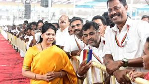 அக்கா ஒரு செல்ஃபி ப்ளீஸ்! கனிமொழியுடன் போட்டோ எடுக்க போட்டிபோட்ட திமுக வாக்குச்சாவடி முகவர்கள்! 