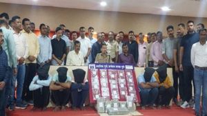 வீடு புகுந்து 1 கோடி அபேஸ்.. கொள்ளை அடிக்க 'நல்ல நேரம்' குறித்து கொடுத்த ஜோதிடர்.. ஜெயில் பறவையானார் 