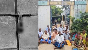 ஷாக்! அரசுப் பள்ளி கதவுகளில் “அசிங்கம்”: மனித மலம் பூசிய சமூக விரோதிகளை தண்டிக்க முத்தரசன் கோரிக்கை! 