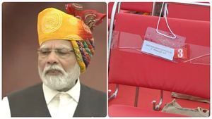  செங்கோட்டையில் பிரதமர் மோடி முன்பே காலியாக இருந்த அந்த சேர்.. நாட்டிற்கு அனுப்பும் செய்தி என்ன!