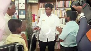 இந்தாங்க ரூ.20,000! சேர் வாங்கிக்கோங்க! தூத்துக்குடி சலூன் கடைக்காரருக்கு உதவிய அண்ணாமலை-நெகிழ்ச்சி 