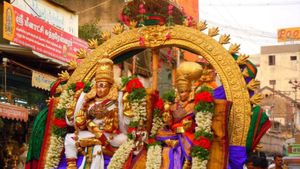 ஆவணி மூலம் திருவிழா.. பாண்டிய மன்னனாக முடிசூடும் சுந்தரேஸ்வரர்.. மதுரையில் கோலாகலம் 