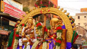 ஆவணி மூலம் திருவிழா.. கருங்குருவிக்கு மந்திர உபதேசம் செய்த சிவ பெருமான் 