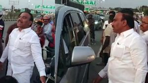 சாலை விபத்தில் சிக்கிய இளைஞர்! பதறிப்போய் ஓடிச்சென்று உதவிய ஆ.ராசா! காரில் ஹாஸ்பிடல் அனுப்பி வைப்பு! 