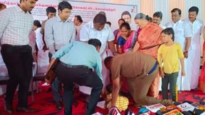 அமைச்சரின் காலடியில் குழந்தையை வைத்து கோரிக்கை: தேனிக்கு பணியிட மாற்றம்.. மகிழ்ச்சியில் ஓட்டுனர் 
