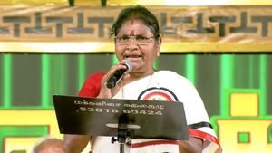 “சேலம் இரும்பல்ல.. சிலுவம்பாளையம் செங்கரும்பு!” வளர்மதி வாசித்த கவிதை! அதிமுக மாநாட்டில் கலகல 