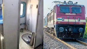 சென்னை வழியாக வந்த ரயில்.. 3 நாட்களாக பூட்டி கிடந்த கழிவறை.. திறந்து பார்த்தால் 