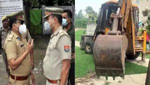 ஷாக்.. ஐசியூவில் ஷூவை கழற்ற கூறியதால் ஆக்ரோஷம்! மருத்துவமனையை இடிக்க புல்டோசரை வரவழைத்த பாஜக மேயர் 