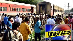 மதுரை ரயிலில் எரிந்த ரூ 500 நோட்டு கட்டுகள்.. தப்பியோடிய சுற்றுலா ஊழியர்கள் 5 பேரிடம் விசாரணை 