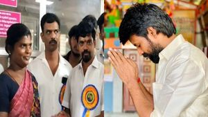 அரசியலில் குதிக்கும் நடிகர் சூரி? மதுரையில் தனக்கென தனிக்கூட்டம்! பிறந்தநாள் பரிசாக தங்கமோதிரம்! 