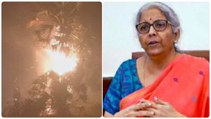 ஆதிச்சநல்லூரில் தீ விபத்து.. கருகிய பனைமரங்கள்.. நிர்மலா சீதாராமன் பங்கேற்கும் விழா மேடை வரை பரவியது 