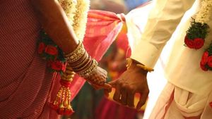 திடீரென மனைவி மரணம்.. இறந்ததை மறைத்து மகள் திருமணத்தை நடத்திய தந்தை.. புதுச்சேரியில் உருக்கம் 