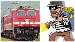 சிக்னலை உடைத்து நடு காட்டுக்குள் ரயிலை நிறுத்திய கொள்ளையர்கள்.. சென்னை ரயிலில் பயணிகளிடம் திருட்டு 