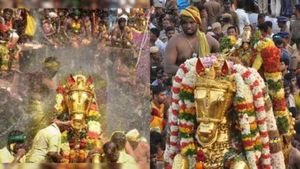 அழகர் கோவிலில் ஆடித்தேரோட்டம்.. மாட்டு வண்டியில் பயணம்.. மலை எங்கும் எதிரொலித்த கோவிந்தா முழக்கம் 