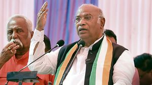 டெல்லியில் முக்கிய மீட்டிங்.. கார்கேவை இன்று சந்திக்கும் தமிழக காங்கிரஸ் தலைவர்கள்! கவனிக்கும் திமுக 
