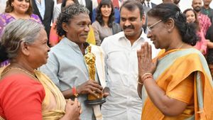  ஜனாதிபதி திரெளபதி முர்மு தமிழகம் வருகை! பொம்மன்-பெள்ளி தம்பதியை சந்தித்து பாராட்டு 