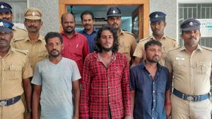 நடுக்கடலில் திகில்.. 4 நாளாக தத்தளித்த 3 இலங்கை மீனவர்கள்! வேதாரண்யம் அருகே கைது - மர்மமா இருக்கே? 