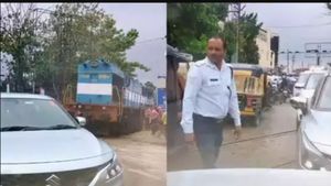 என்னங்க இது.. அப்படியே உல்டாவா இருக்கு.. ரயில்வே கேட்டில் காத்து நின்ற ரயில்.. இந்தியாவில் தான் 