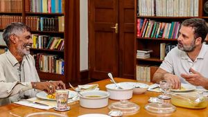 நரைத்த தாடி.. சாதாரண சட்டை.. காய்கறி வியாபாரிக்கு ‛லஞ்ச்’ கொடுத்த ராகுல்! அட இவரா? நெகிழ்ச்சி 