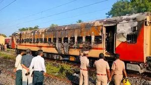 ரயில் பெட்டிக்குள் சட்ட விரோத சமையல்..மதுரை தீ விபத்துக்குக் காரணம்.. ரூ. 10 லட்சம் நிவாரணம் 