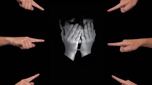 நாடே அதிர்ந்த “அறை”.. மாணவர்களிடம் முஸ்லிம் சிறுவனை அடிக்க சொன்ன ஆசிரியை! சின்ன விசயம் என விளக்கம் 
