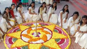 ஓணம் பண்டிகையும் அதுவுமா.. மலையாளி பெண்கள் ஏன் வெள்ளை நிற சேலை அணிகிறார்கள் தெரியுமா? 