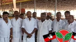  மதுரையில் முன்கூட்டியே முகாமிட்ட அதிமுக முக்கிய பிரமுகர்கள்! விடுதிகள் ஹவுஸ்ஃபுல்! மாநாடு ருசிகரம்! 