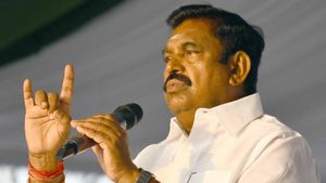 ஆரம்பித்த பதற்றம்.. மதுரைக்கு எடப்பாடி பழனிச்சாமி வரக்கூடாது.. தேவரினத்திற்கு துரோகம் என போஸ்டர்கள் 