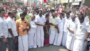 மதுரை குலுங்க குலுங்க.. குவிந்த அதிமுக தொண்டர்கள்! களைக்கட்டிய பொன்விழா மாநாடு! 