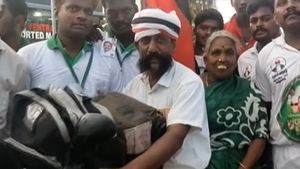 கையில் அறுவைச் சிகிச்சை முடிந்து 15 நாள் கூட ஆகல! அதிமுக மாநாட்டிற்கு முதல் ஆளாக வந்த தொண்டர்! 
