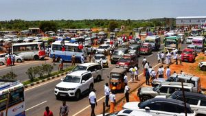மதுரை விரகனூர் டூ மண்டேலா நகர் வரை டிராபிக் ஜாம்! 15 கி.மீ. நீளத்திற்கு நிற்கும் வாகனங்கள் 