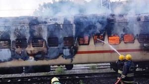 மதுரை ரயில் தீவிபத்து: டிராவல்ஸ் ஏஜென்சி மீது வழக்குப் பதிவு.. உரிமையாளரை கைது செய்ய உத்தரவு 