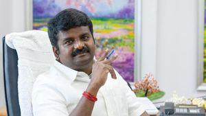 என்னப்பா ஏன் கூட்டமா நிற்கறீங்க? மாணவர்கள் சொன்ன பதிலால் அதிர்ந்து மாஜி செய்த நெகிழ்ச்சி சம்பவம் 