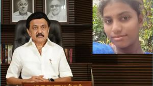 கனமழையால் வேரோடு சாய்ந்து விழுந்த மரம்.. தஞ்சையில் பள்ளி மாணவி பலி.. ரூ. 5 லட்சம் முதல்வர் நிவாரணம் 
