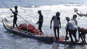 எல்லை தாண்டி மீன் பிடித்ததாக கூறி.. தமிழக மீனவர்கள் 10 பேரை கைது செய்தது இலங்கை கடற்படை 