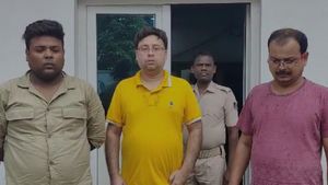 72 வயதிலும் ஆசை! ‛மேஜிக் கண்ணாடியால் ஏமாந்த முதியவர்! மோசடி கும்பல் சிக்கியது எப்படி? திடுக் தகவல் 