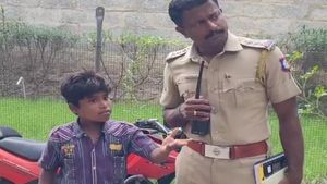  13 வயசு.. சமோசா விற்று தம்பிகளை படிக்க வைக்கும் நபில்.. குடியாத்தம் போலீஸை கலங்க வைத்த கதை 