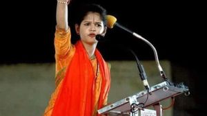 பலே பரமா! பாஜகவில் 'சீட்' வாங்கி தருவதாக ரூ7 கோடி சீட்டிங்! கர்நாடகாவின் 'சைதை சரோஜா' அதிரடி கைது! 