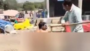  ரூ.3,100 கடனுக்காக நிர்வாண ஊர்வலம்! உத்தரப் பிரதேசத்தில் பூண்டு வியாபாரிக்கு நேர்ந்த கொடூரம்  