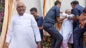 திடீரென நிலை தடுமாறி விழுந்த பீகார் முதல்வர் நிதிஷ் குமார்.. தாங்கிப் பிடித்த பாதுகாவலர்கள்! 