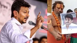 உதயநிதி தலைக்கு விலை வைத்த அயோத்தி சாமியார் மீது வழக்குப்பதிவு.. வீடியோ வெளியிட்டவர் மீதும் வழக்கு! 