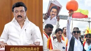 காவிரி:தமிழ்நாடு முதல்வர் ஸ்டாலின் உருவபடத்தை கிழித்து வாட்டாள் நாகராஜ் கும்பல் எல்லையில் போராட்டம்! 