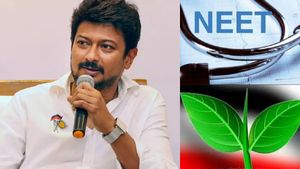 நீட் தேர்வுக்கு எதிராக உதயநிதி கையில் எடுக்கும் அஸ்திரம்.. அதிமுக மாஜிக்கு சவால்! 