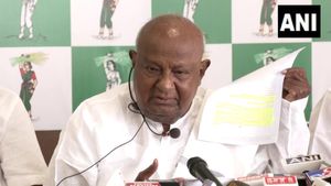 காவிரி பிரச்சனை.. ராஜ்யசபா போலவே பிரஸ் மீட்டிலும் ஓவர் சீன் போட்ட மாஜி பிரதமர் தேவகவுடா! 