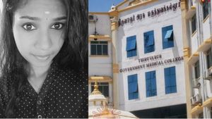 திருவாரூர் அரசு மருத்துவக்கல்லூரி மருத்துவமனையில் காய்ச்சலுக்கு சிகிச்சை பெற்ற பயிற்சி டாக்டர் மரணம் 