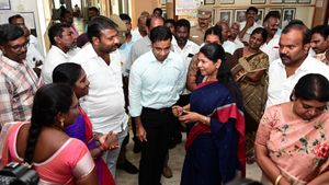 கனிமொழியிடம் மனு கொடுத்த அதிமுக ஊராட்சி மன்றத் தலைவர்! அடுத்து நடந்தது தான் ட்விஸ்ட்! 