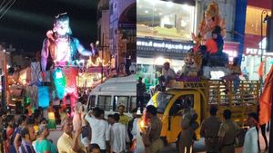  மதுரை குலுங்க குலுங்க.. விநாயகர் சிலை ஊர்வலம் நடத்திய இந்து முன்னணி.. திரண்ட பொதுமக்கள்! 