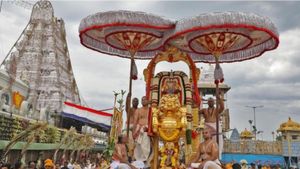 திருமலை பிரம்மோற்சவம்.. நான்கு மாட வீதிகளில் உலா வந்த திருத்தேர்.. விண்ணை எட்டிய கோவிந்தா முழக்கம் 